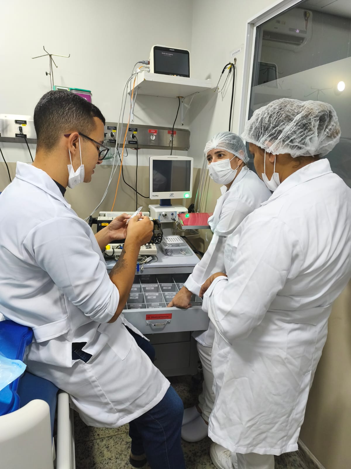 Conferência e preparo de medicações em equipe